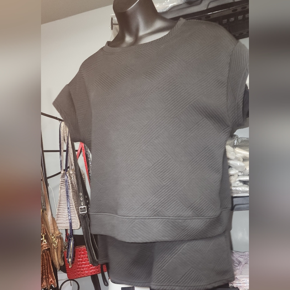 Black Crewneck Sweatshirt with Ribbed Detailing